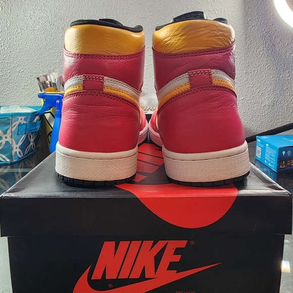 Jordan 1 Retro High OG - Picture 5 of 5